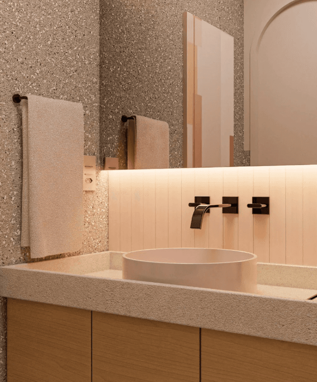 Banheiro spa em terrazzo e madeira clara com iluminação indireta